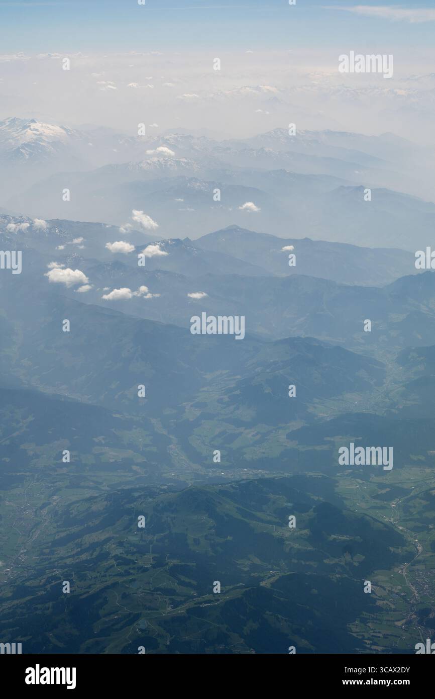 Au-dessus des nuages des Alpes. La vue des Alpes à partir du plan. Banque D'Images