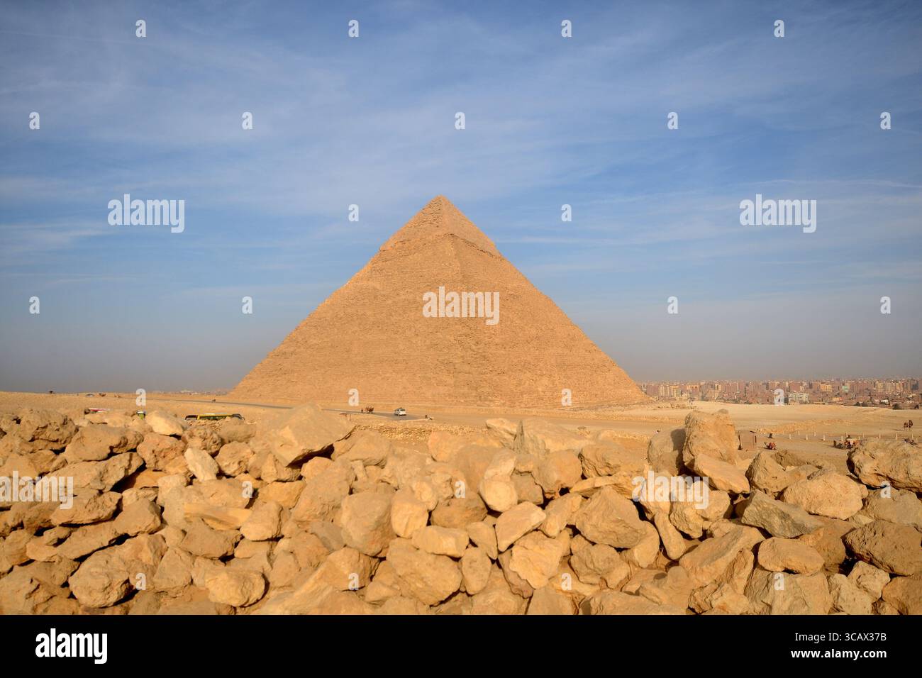 Les pyramides de Gizeh, construites comme tombes royales pendant l'ancien Empire et l'une des sept merveilles du monde antique, situées sur le plateau de Gizeh, en Égypte Banque D'Images