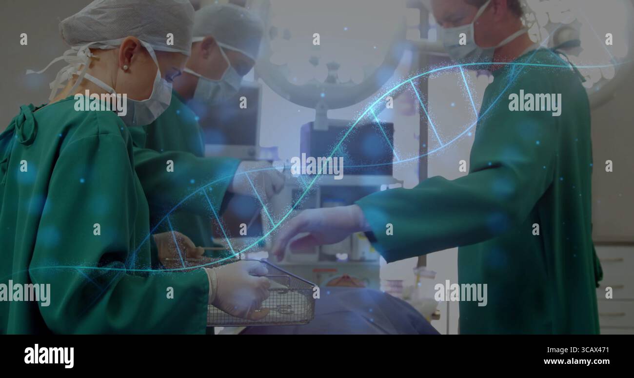 Exécution de la chirurgie trois chirurgiens portant des gommages verts opérant sur le patient en BLOC OPÉRATOIRE, avec hélice d'ADN Banque D'Images