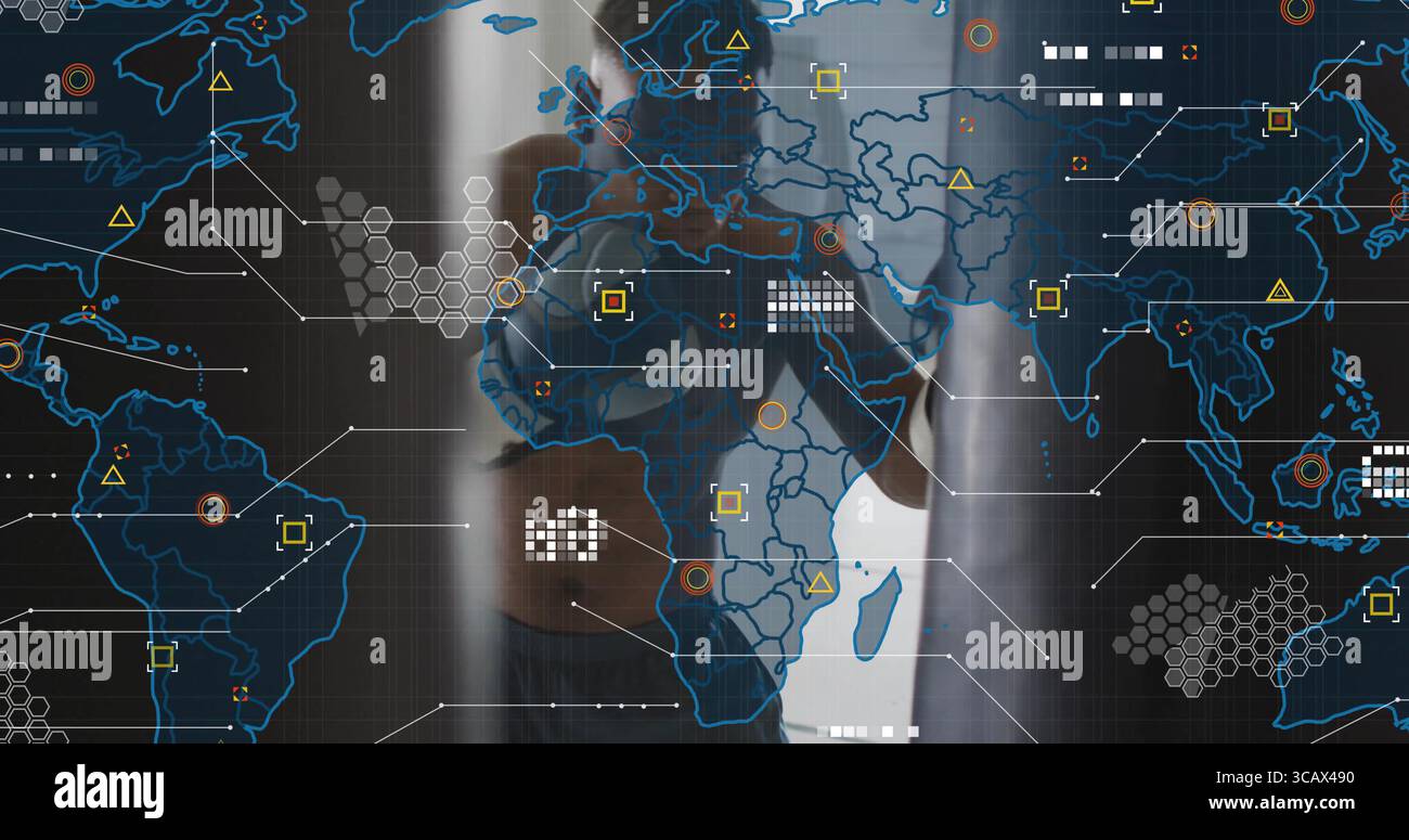 Écran tactile d'exploitation Noir homme portant smartwatch dans le bureau, avec carte et nœuds de données colorés Banque D'Images