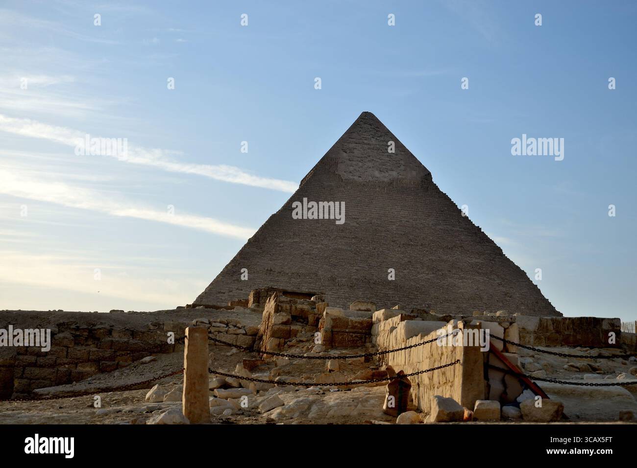 Les pyramides de Gizeh, construites comme tombes royales pendant l'ancien Empire et l'une des sept merveilles du monde antique, situées sur le plateau de Gizeh, en Égypte Banque D'Images