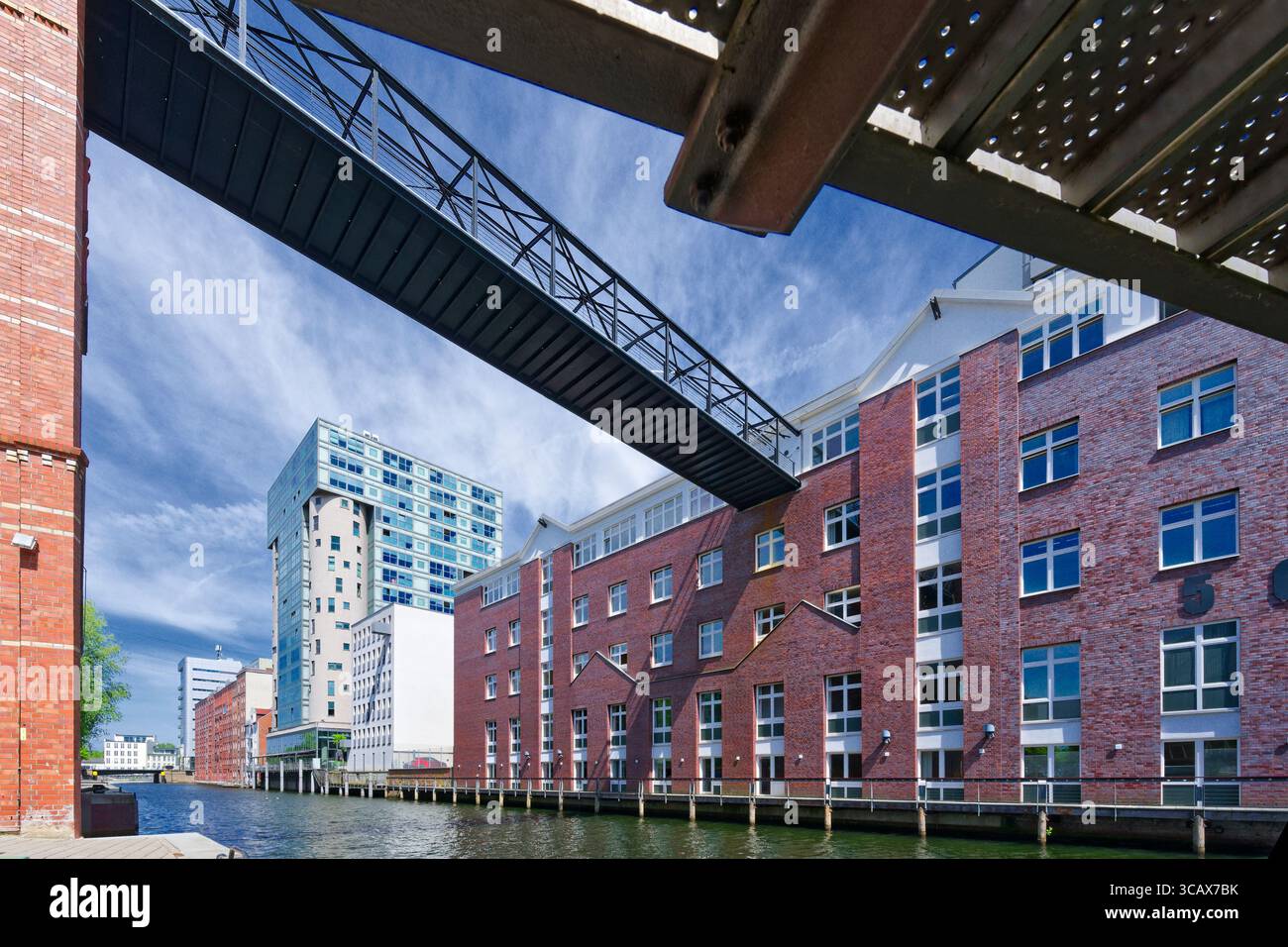 Immeuble de bureaux et quartier portuaire Schellerdamm autour de l'ancien silo à grains, Harburg, Hambourg, Allemagne Banque D'Images
