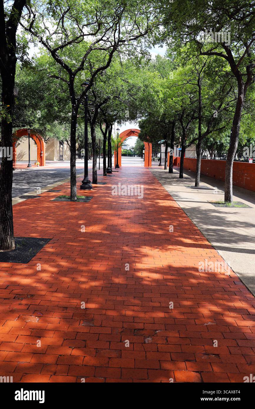 Arches et passerelle en briques rouges bordée d'arbres dans le quartier historique de West End, Dallas, Texas Banque D'Images