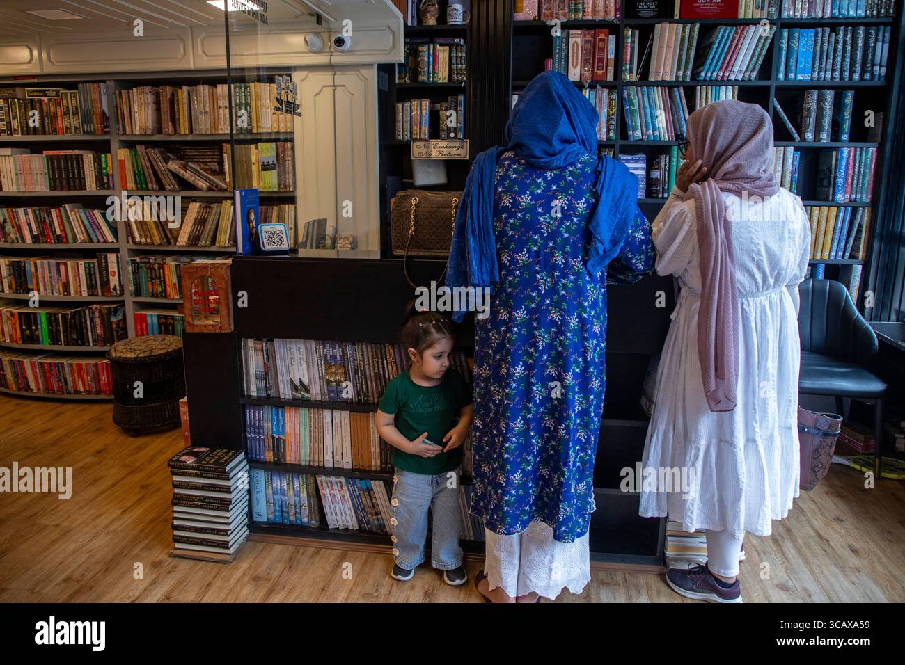 Des femmes cachemiriennes vues parcourir des livres dans une librairie de la capitale Srinagar. Le 6 août 2025, les autorités du Cachemire sous administration indienne ont ordonné l’interdiction de 25 livres, y compris des œuvres d’auteurs indiens et internationaux éminents, alléguant que les titres promeuvent ce que les autorités ont appelé des « faux récits », « glorifient le terrorisme » et « incitent au sécessionnisme ». Les livres interdits couvrent un large éventail de sujets, y compris les droits de l'homme, la politique, le genre, l'histoire, et l'occupation militaire. Les autorités ont déclaré que la décision était basée sur des rapports de renseignement et des enquêtes qui ont révélé que le contenu avait influencé Yout Banque D'Images