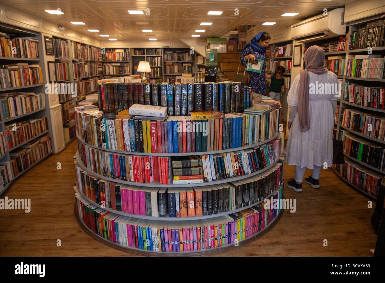 Des femmes cachemiriennes sont aperçues dans une librairie de la capitale Srinagar. Le 6 août 2025, les autorités du Cachemire sous administration indienne ont ordonné l’interdiction de 25 livres, y compris des œuvres d’auteurs indiens et internationaux éminents, alléguant que les titres promeuvent ce que les autorités ont appelé des « faux récits », « glorifient le terrorisme » et « incitent au sécessionnisme ». Les livres interdits couvrent un large éventail de sujets, y compris les droits de l'homme, la politique, le genre, l'histoire, et l'occupation militaire. Les autorités ont déclaré que la décision était basée sur des rapports de renseignement et des enquêtes qui ont révélé que le contenu avait influencé les jeunes Tow Banque D'Images