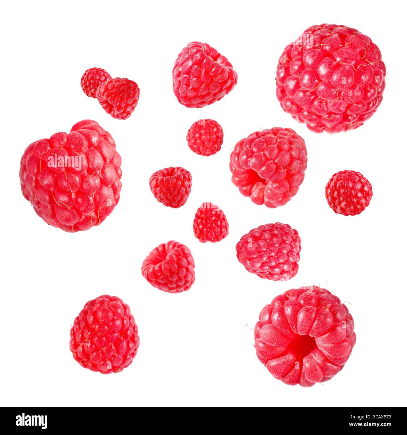 Framboises fraîches tourbillonnant dans l'air sur fond blanc Banque D'Images