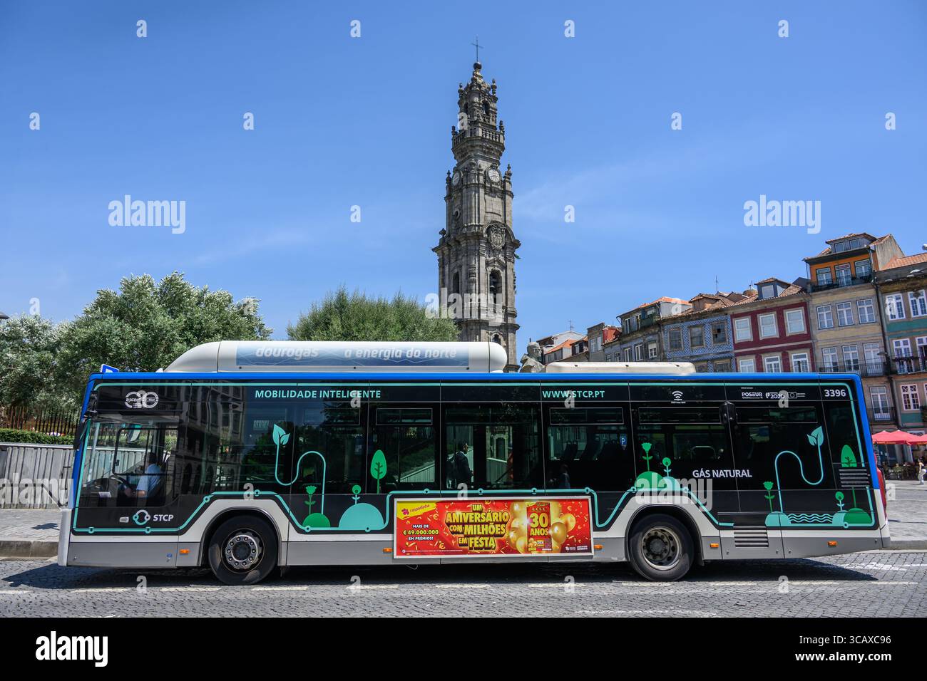 23/07/2025 Porto, Portugal. Un bus alimenté au gaz naturel se trouve à un arrêt près de l'église Clerigos. Photo © Simon Grosset Banque D'Images