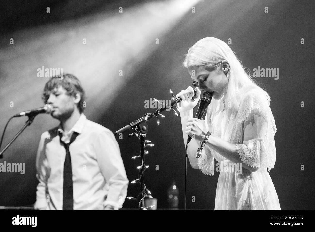 PHOEBE BRIDGERS, JEUNE, CONCERT DE 2018 : une jeune Phoebe Bridgers joue sur la scène Tiny Walled Garden Stage le deuxième jour du festival de musique Green Man à Glanusk Park, Brecon, pays de Galles, Royaume-Uni le 18 août 2018. Photo : Rob Watkins. INFO : Phoebe Bridgers, une auteure-compositrice-interprète américaine, captive les auditeurs avec ses paroles introspectives et sa voix éthérée. Ses albums « Stranger in the Alps » et « Punisher » mettent en valeur son émotion brute et ses prouesses narratives, la consolidant en tant que figure de proue folk et musique alternative. Banque D'Images
