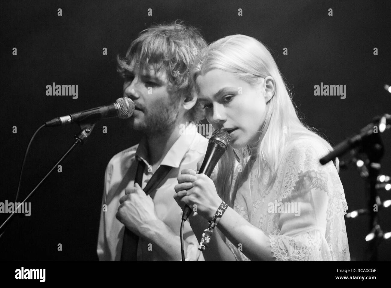 PHOEBE BRIDGERS, JEUNE, CONCERT DE 2018 : une jeune Phoebe Bridgers joue sur la scène Tiny Walled Garden Stage le deuxième jour du festival de musique Green Man à Glanusk Park, Brecon, pays de Galles, Royaume-Uni le 18 août 2018. Photo : Rob Watkins. INFO : Phoebe Bridgers, une auteure-compositrice-interprète américaine, captive les auditeurs avec ses paroles introspectives et sa voix éthérée. Ses albums « Stranger in the Alps » et « Punisher » mettent en valeur son émotion brute et ses prouesses narratives, la consolidant en tant que figure de proue folk et musique alternative. Banque D'Images