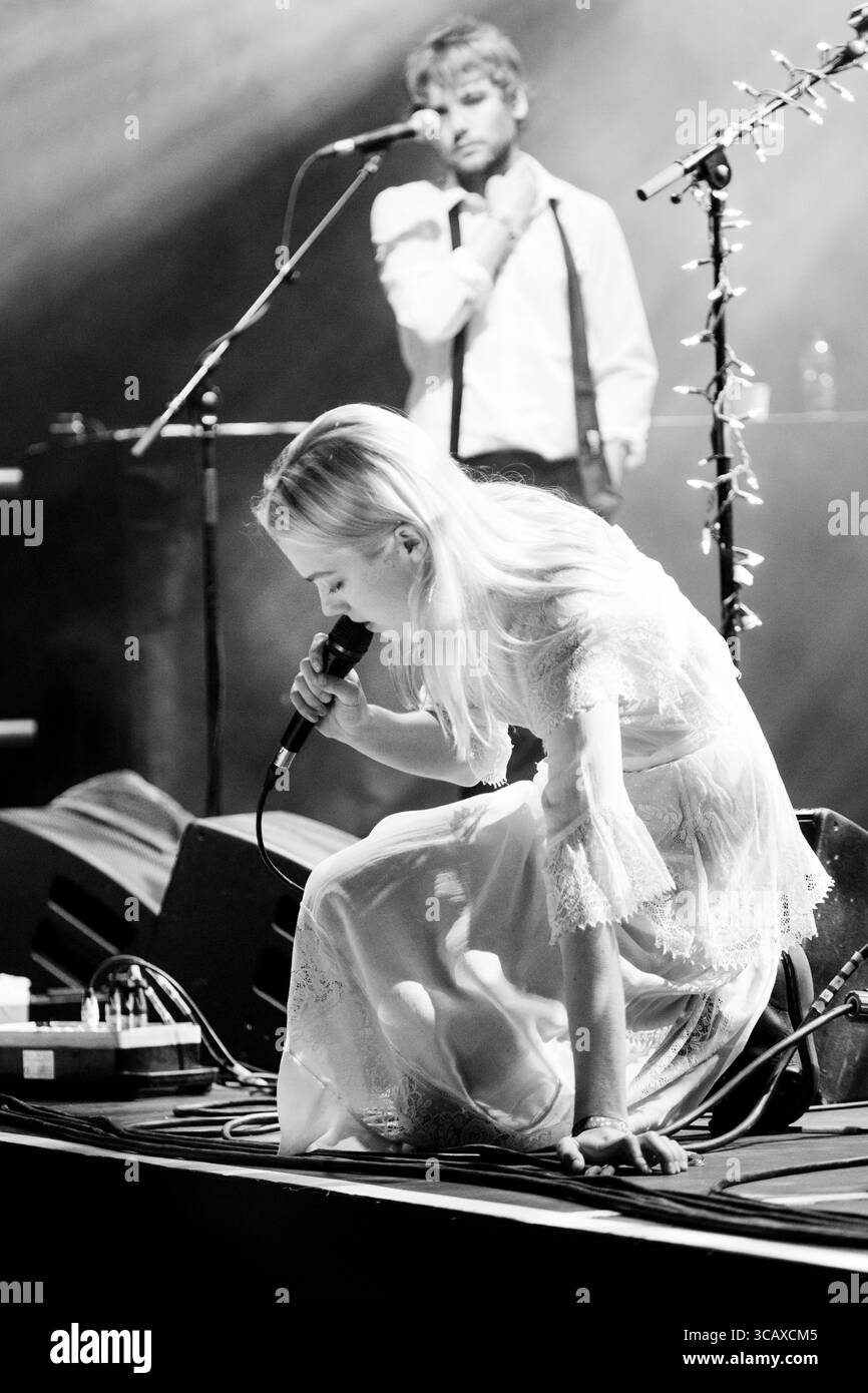 PHOEBE BRIDGERS, JEUNE, CONCERT DE 2018 : une jeune Phoebe Bridgers joue sur la scène Tiny Walled Garden Stage le deuxième jour du festival de musique Green Man à Glanusk Park, Brecon, pays de Galles, Royaume-Uni le 18 août 2018. Photo : Rob Watkins. INFO : Phoebe Bridgers, une auteure-compositrice-interprète américaine, captive les auditeurs avec ses paroles introspectives et sa voix éthérée. Ses albums « Stranger in the Alps » et « Punisher » mettent en valeur son émotion brute et ses prouesses narratives, la consolidant en tant que figure de proue folk et musique alternative. Banque D'Images