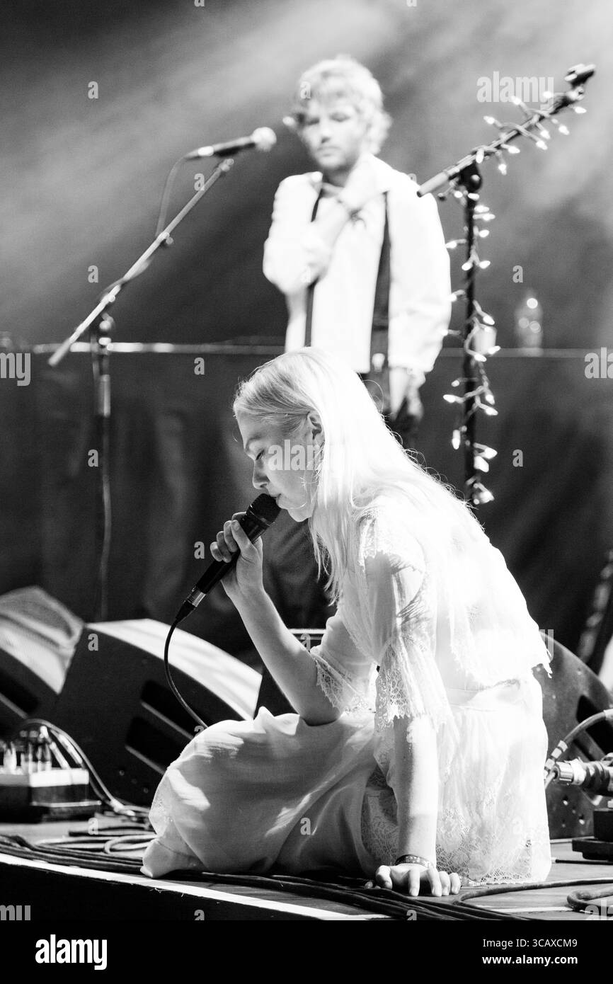 PHOEBE BRIDGERS, JEUNE, CONCERT DE 2018 : une jeune Phoebe Bridgers joue sur la scène Tiny Walled Garden Stage le deuxième jour du festival de musique Green Man à Glanusk Park, Brecon, pays de Galles, Royaume-Uni le 18 août 2018. Photo : Rob Watkins. INFO : Phoebe Bridgers, une auteure-compositrice-interprète américaine, captive les auditeurs avec ses paroles introspectives et sa voix éthérée. Ses albums « Stranger in the Alps » et « Punisher » mettent en valeur son émotion brute et ses prouesses narratives, la consolidant en tant que figure de proue folk et musique alternative. Banque D'Images