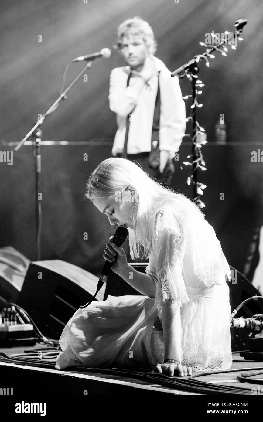 PHOEBE BRIDGERS, JEUNE, CONCERT DE 2018 : une jeune Phoebe Bridgers joue sur la scène Tiny Walled Garden Stage le deuxième jour du festival de musique Green Man à Glanusk Park, Brecon, pays de Galles, Royaume-Uni le 18 août 2018. Photo : Rob Watkins. INFO : Phoebe Bridgers, une auteure-compositrice-interprète américaine, captive les auditeurs avec ses paroles introspectives et sa voix éthérée. Ses albums « Stranger in the Alps » et « Punisher » mettent en valeur son émotion brute et ses prouesses narratives, la consolidant en tant que figure de proue folk et musique alternative. Banque D'Images