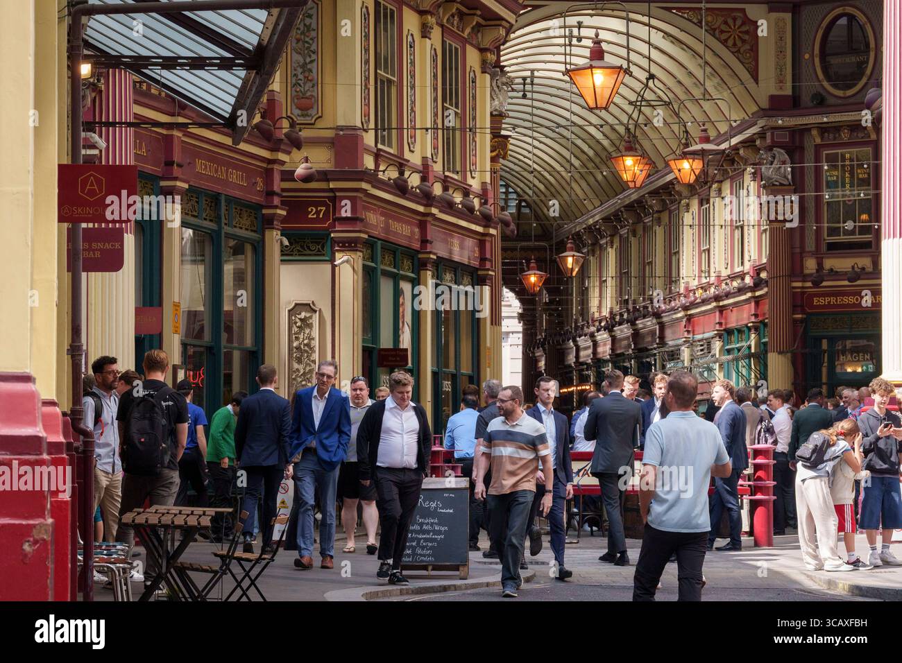 Déjeuners buveurs et visiteurs de la capitale au Leadenhall Market dans la City de Londres, le quartier financier de la capitale, le 6 août 2025, à Londres, en Angleterre. Banque D'Images