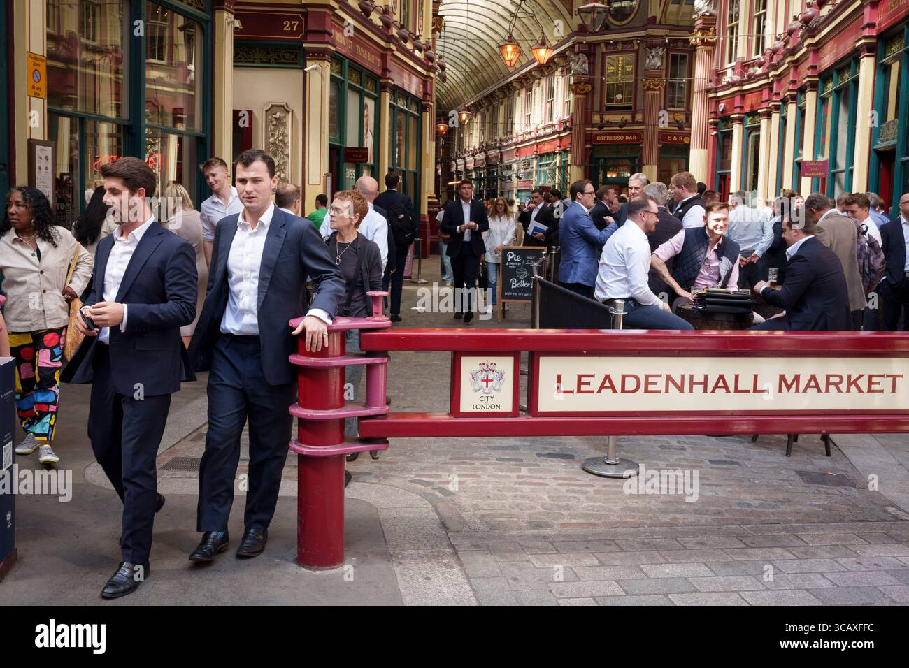 Déjeuners buveurs et visiteurs de la capitale au Leadenhall Market dans la City de Londres, le quartier financier de la capitale, le 6 août 2025, à Londres, en Angleterre. Banque D'Images