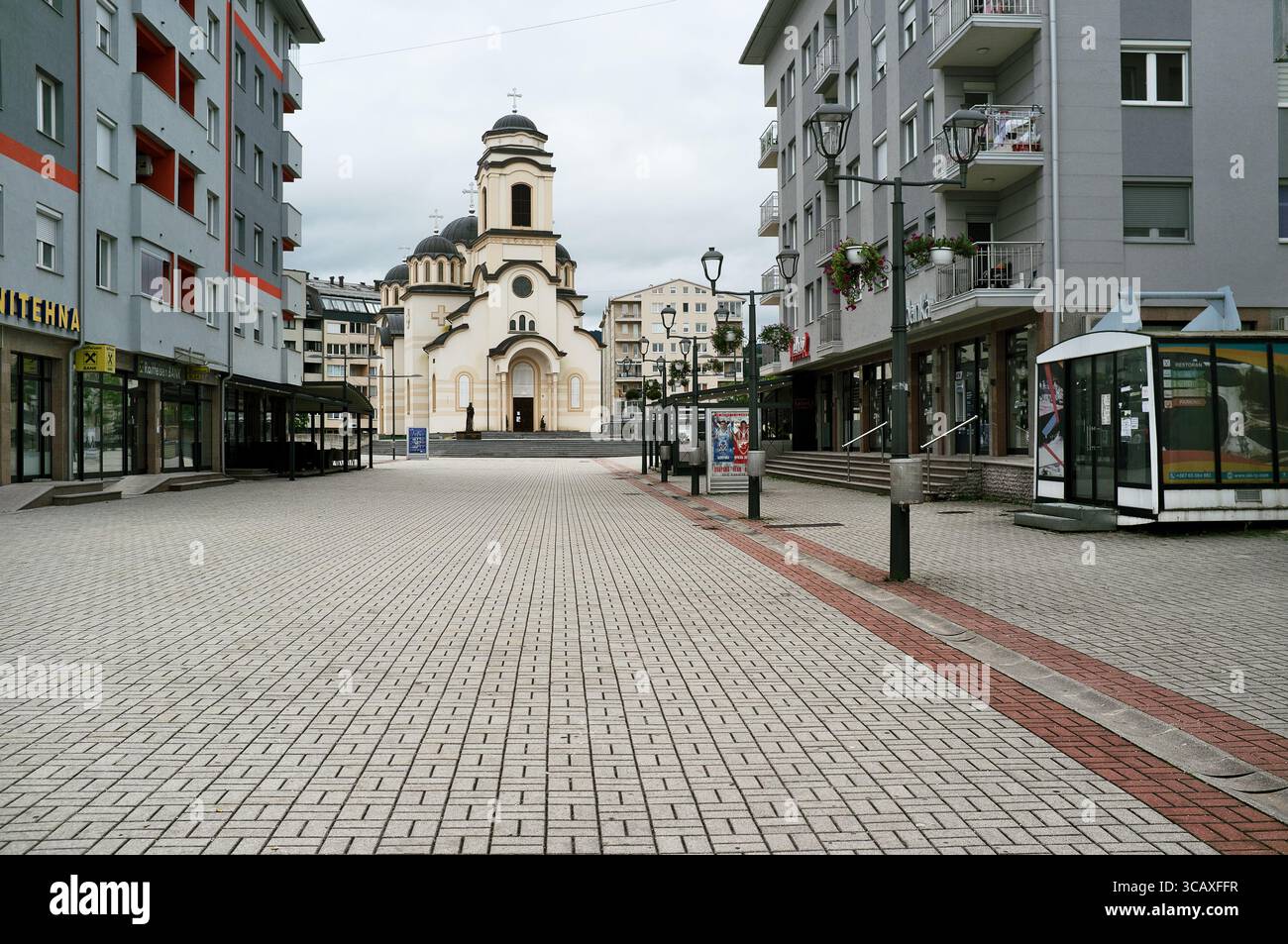 Temple du Conseil du Saint Archange Gabriel et zone piétonne à pale, Sarajevo, Bosnie-Herzégovine Banque D'Images