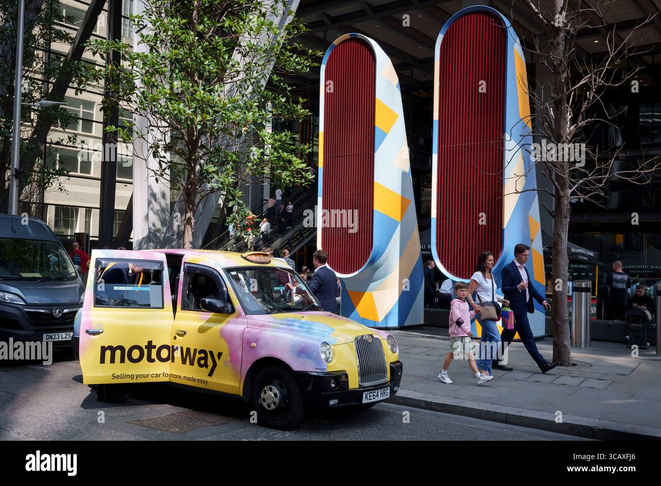 Un passager monte dans un taxi devant le Leadenhall Building dans la City de Londres, le quartier financier de la capitale, le 6 août 2025, à Londres, en Angleterre. Banque D'Images