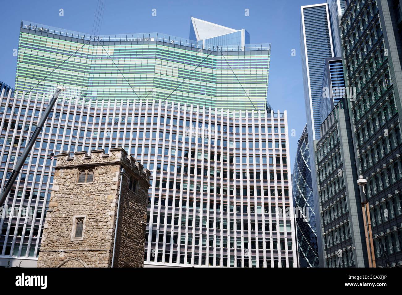 L'église All Hallows du XIIe siècle est entourée par la modernité des bâtiments d'entreprise environnants dans la City de Londres, le quartier financier de la capitale, le 6 août 2025, à Londres, en Angleterre. Toutes les taches de reliefs (qui signifie construit à partir de pierre, pas de bois) ont survécu au Grand incendie de Londres en 1666 et malgré de lourds dommages, au Blitz de la seconde Guerre mondiale. Le site situé au 50 Fenchurch comprend actuellement la coloration de la tour de tous les reliefs classée Grade I et la crypte de chapelle Lambe classée Grade II, mais la construction est maintenant en cours pour un espace de bureaux flexible de 62 000 m² à proximité. Banque D'Images