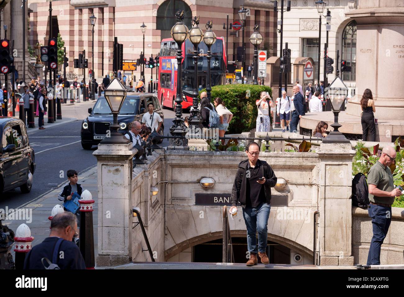 Membres du public à Bank in the City of London, le quartier financier de la capitale, le 6 août 2025, à Londres, en Angleterre. Banque D'Images