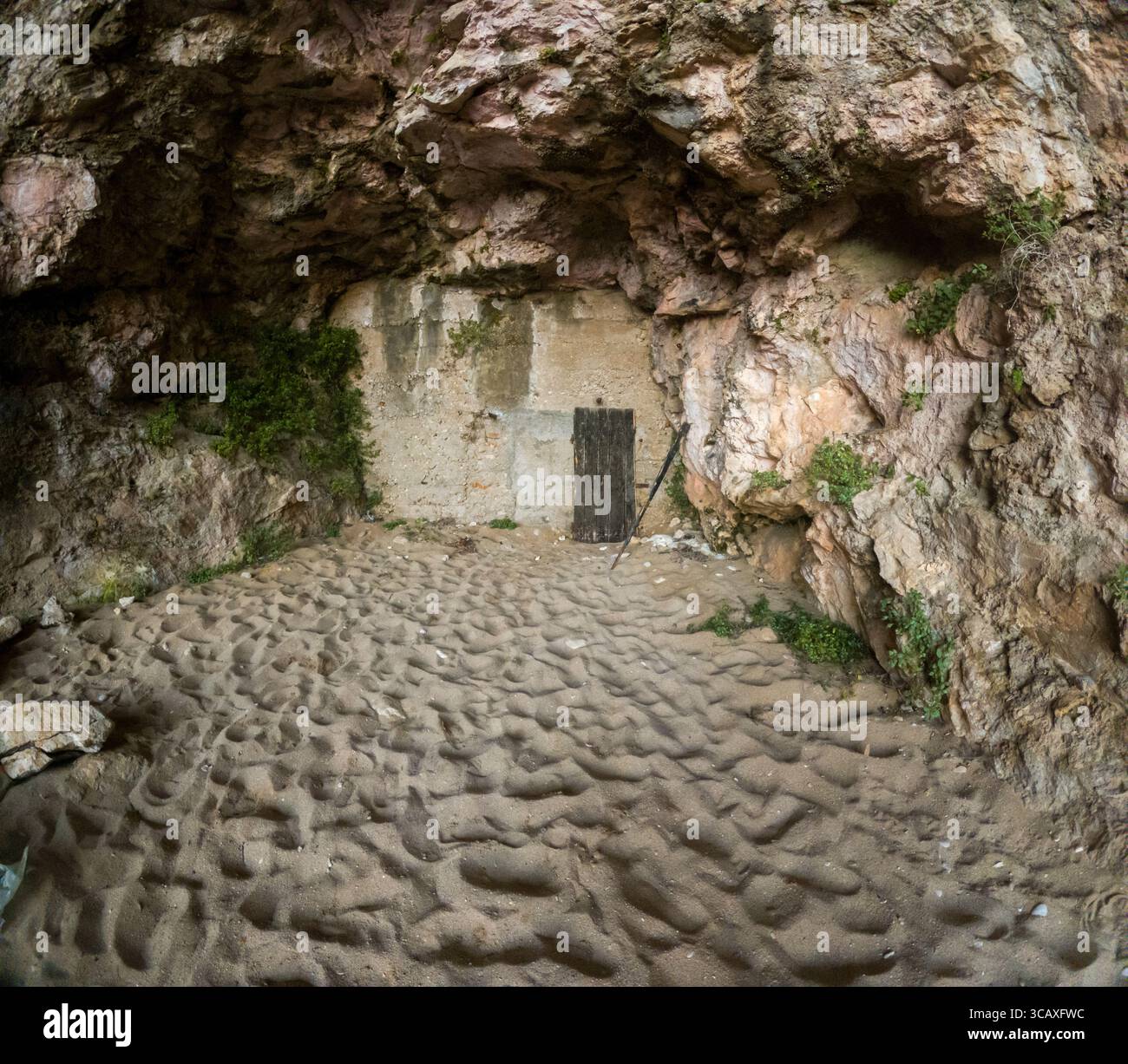 Dubrovnik, Croatie - 12 septembre 2023 : une grotte cachée le long de la côte, un arrêt sur le tour de kayak au coucher du soleil, offrant un aperçu de la région. Banque D'Images