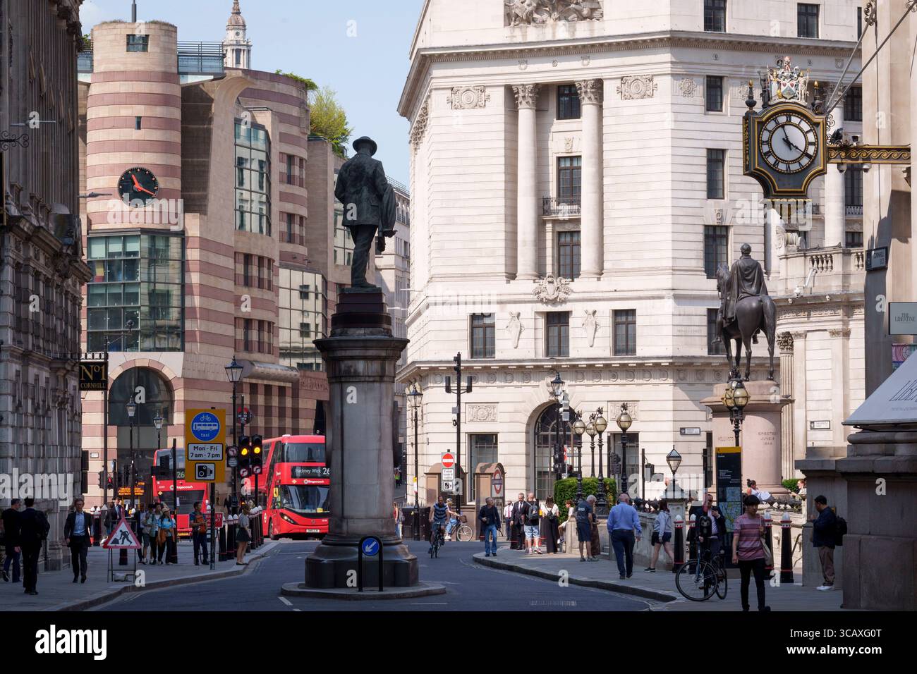 Architecture patrimoniale à Bank et Cornhill dans la City de Londres, le quartier financier de la capitale, le 6 août 2025, à Londres, en Angleterre. Banque D'Images