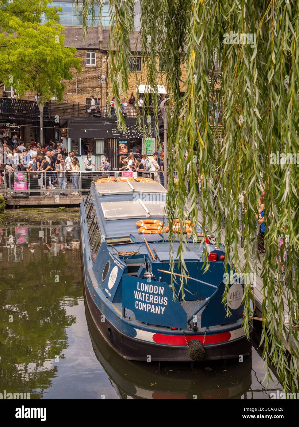 Un bateau d'excursion London Waterbus Company amarré sur le Regent's canal à Camden Lock, une attraction touristique populaire à Londres, au Royaume-Uni. Banque D'Images