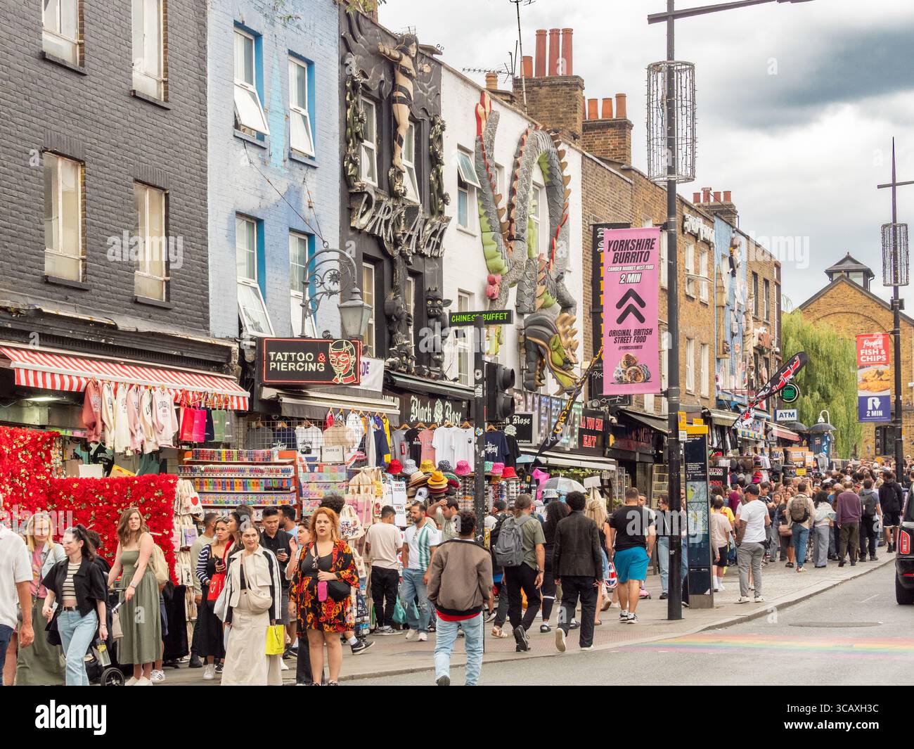 Les façades de magasins uniques et colorées de Camden High Street, avec ses grandes enseignes 3D et ses magasins de mode alternative, Londres, Royaume-Uni. Banque D'Images