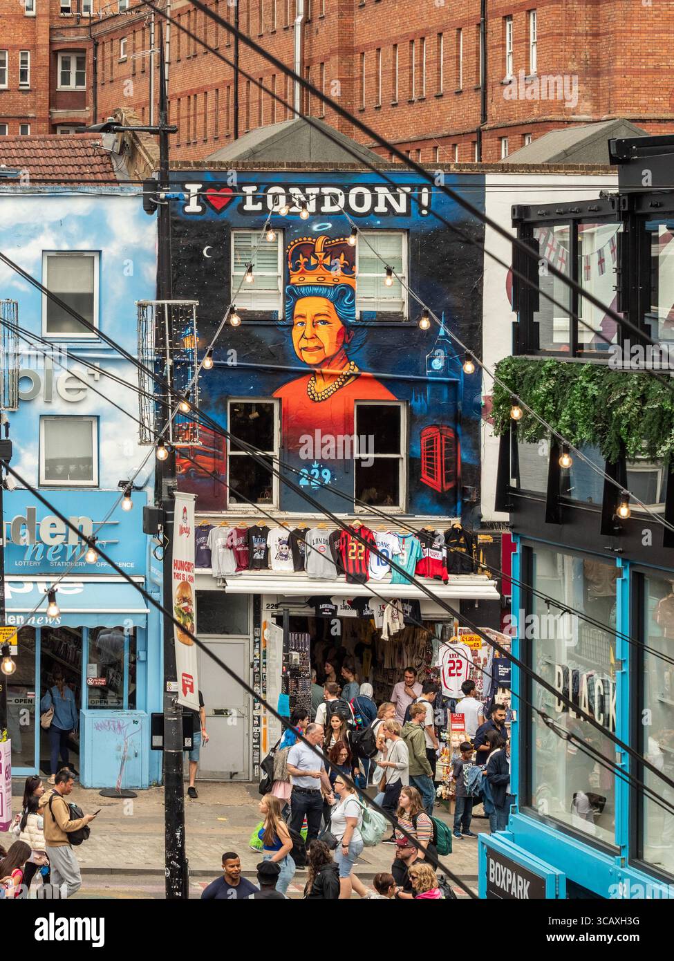 Vue de la peinture murale « I Love London » de la reine Elizabeth II à côté du centre commercial moderne Boxpark à Camden, Londres, Royaume-Uni. Banque D'Images