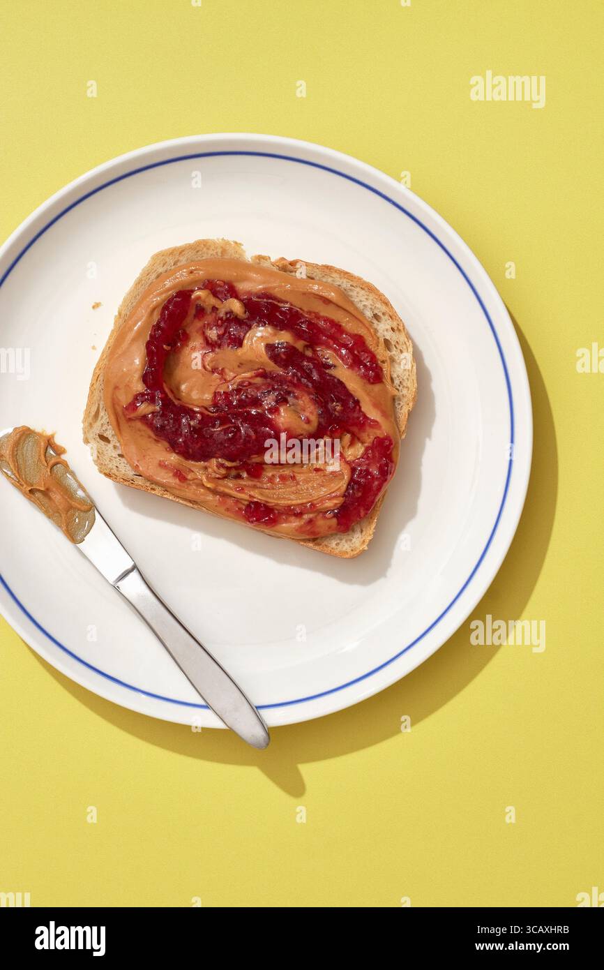 Griller avec du beurre d'arachide et de la confiture Banque D'Images
