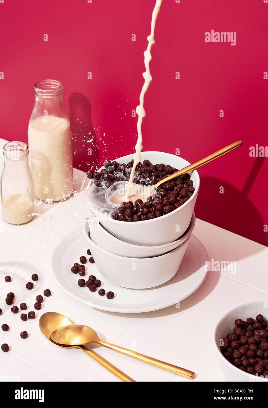 Verser le lait sur Choco Pops dans un bol Banque D'Images