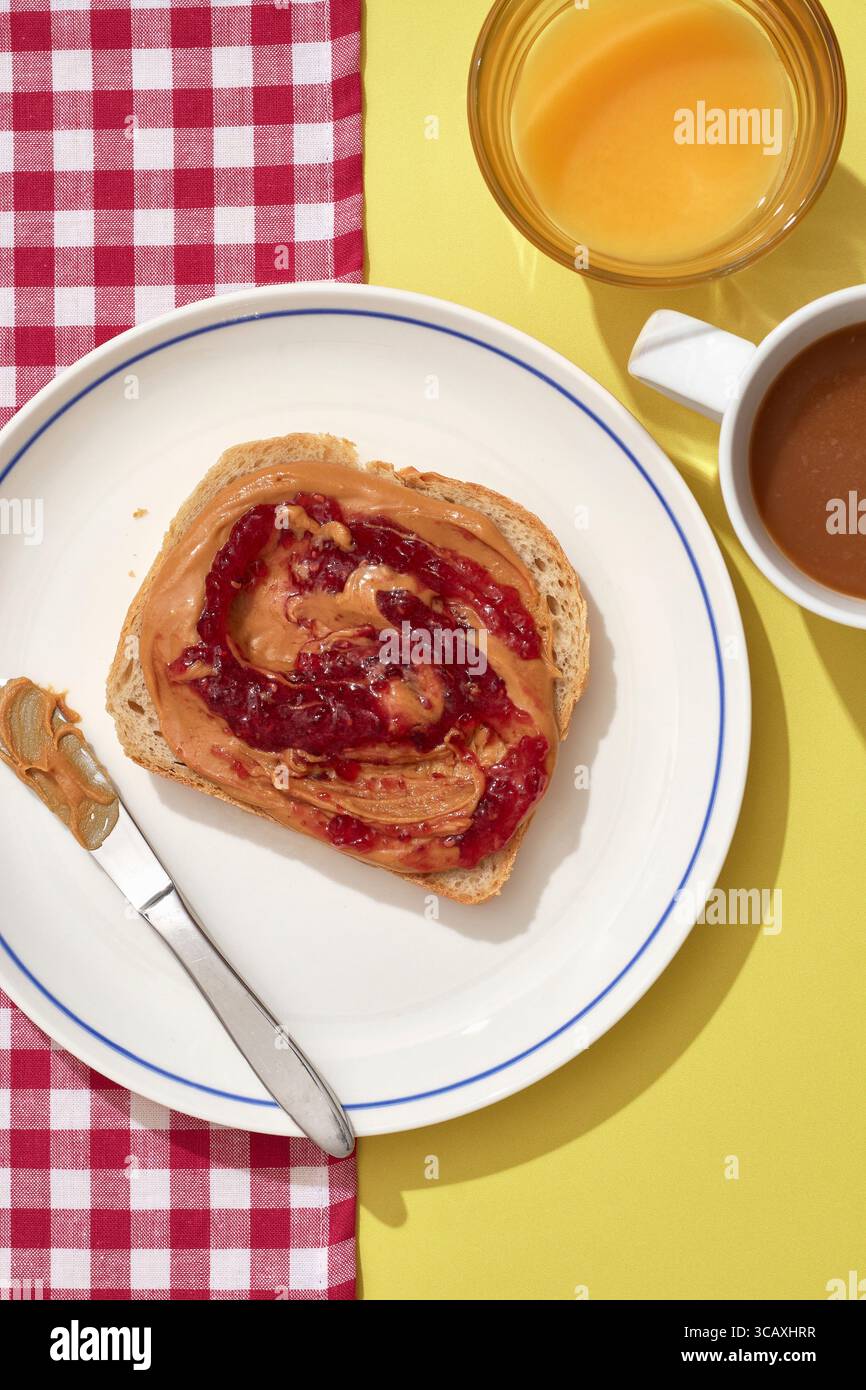 Griller avec du beurre d'arachide et de la confiture Banque D'Images