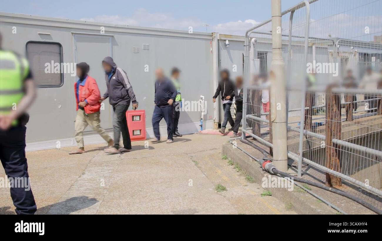 NOTE DE LA RÉDACTION - LES IMAGES SONT FLOUES À LA SOURCE. Capture d'écran tirée d'une vidéo publiée par le Home Office des premiers migrants de petits bateaux détenus dans le cadre du nouveau contrat « One In, One Out » du Royaume-Uni, à Western Jet Foil à Douvres, dans le Kent. Les migrants, qui ont été détenus le jour où le projet pilote a commencé à fonctionner, passent par les premières étapes du processus pilote de retour Royaume-Uni-France au cours des dernières 24 heures, y compris le traitement initial, les contrôles biométriques et de sécurité, et la réinstallation au Centre de renvoi de l'immigration pour attendre leur retour en France. Date de la photo : jeudi 7 août 2025. Banque D'Images