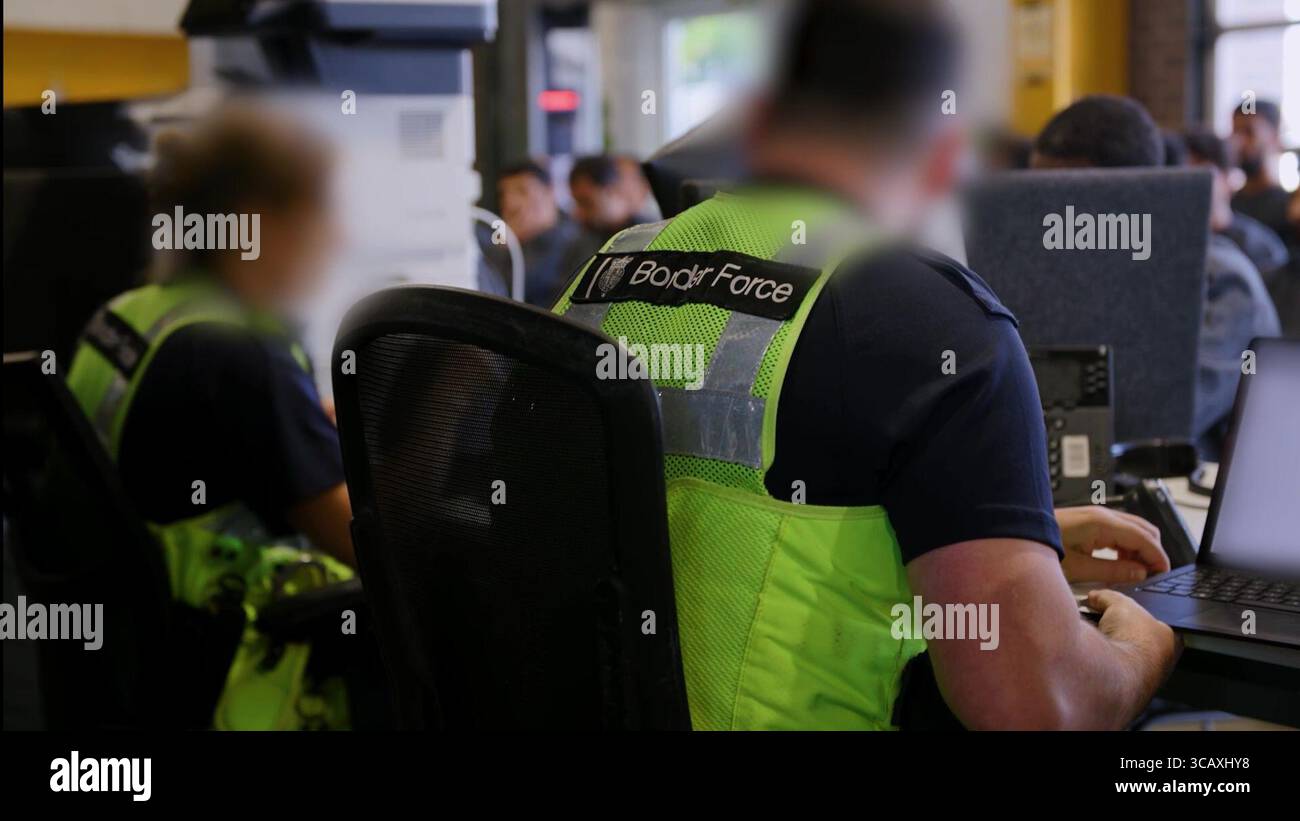 NOTE DE LA RÉDACTION - LES IMAGES SONT FLOUES À LA SOURCE. Capture d'écran tirée d'une vidéo publiée par le Home Office of Border Force Officers traitant les premiers migrants par bateau détenus dans le cadre du nouveau contrat « One in, One out » du Royaume-Uni, au Centre de traitement des demandes d'immigration de Manston, dans le Kent. Les migrants, qui ont été détenus le jour où le projet pilote a commencé à fonctionner, passent par les premières étapes du processus pilote de retour Royaume-Uni-France au cours des dernières 24 heures, y compris le traitement initial, les contrôles biométriques et de sécurité, et la réinstallation au Centre de renvoi de l'immigration pour attendre leur retour en France. Image Banque D'Images