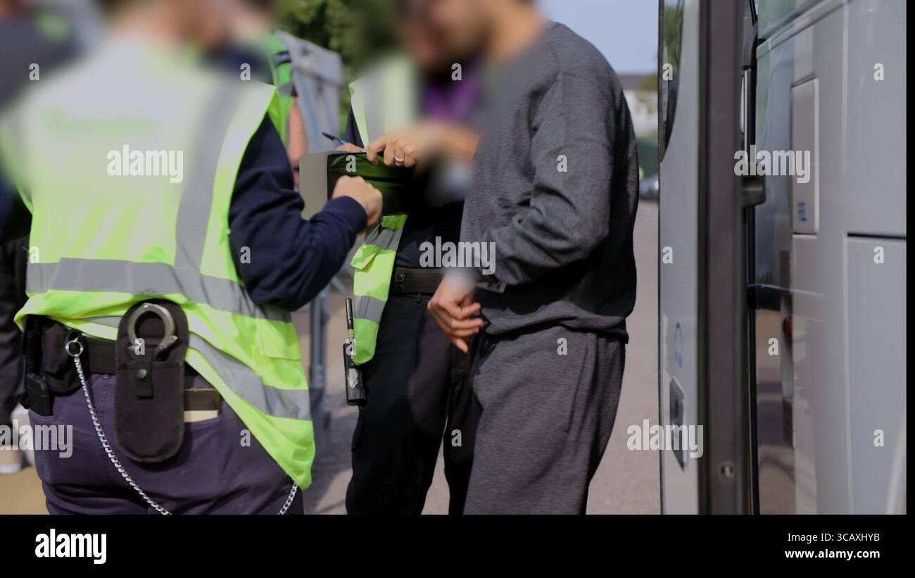 NOTE DE LA RÉDACTION - LES IMAGES SONT FLOUES À LA SOURCE. Capture d'écran tirée d'une vidéo publiée par le Home Office of Border Force Officers traitant les premiers migrants par bateau détenus dans le cadre du nouveau contrat « One in, One out » du Royaume-Uni, au Centre de traitement des demandes d'immigration de Manston, dans le Kent. Les migrants, qui ont été détenus le jour où le projet pilote a commencé à fonctionner, passent par les premières étapes du processus pilote de retour Royaume-Uni-France au cours des dernières 24 heures, y compris le traitement initial, les contrôles biométriques et de sécurité, et la réinstallation au Centre de renvoi de l'immigration pour attendre leur retour en France. Image Banque D'Images