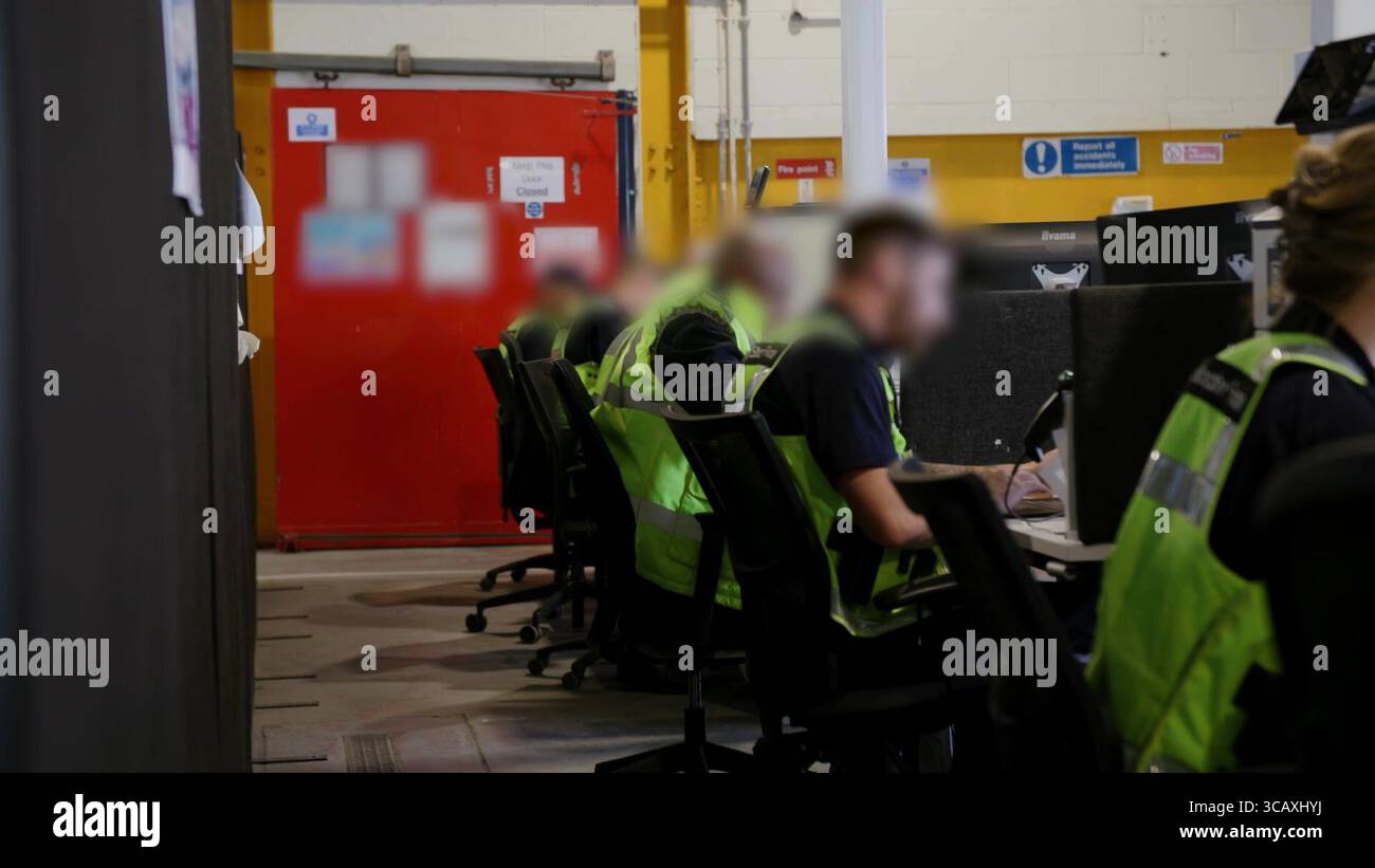 NOTE DE LA RÉDACTION - LES IMAGES SONT FLOUES À LA SOURCE. Capture d'écran tirée d'une vidéo publiée par le Home Office of Border Force Officers traitant les premiers migrants par bateau détenus dans le cadre du nouveau contrat « One in, One out » du Royaume-Uni, au Centre de traitement des demandes d'immigration de Manston, dans le Kent. Les migrants, qui ont été détenus le jour où le projet pilote a commencé à fonctionner, passent par les premières étapes du processus pilote de retour Royaume-Uni-France au cours des dernières 24 heures, y compris le traitement initial, les contrôles biométriques et de sécurité, et la réinstallation au Centre de renvoi de l'immigration pour attendre leur retour en France. Image Banque D'Images