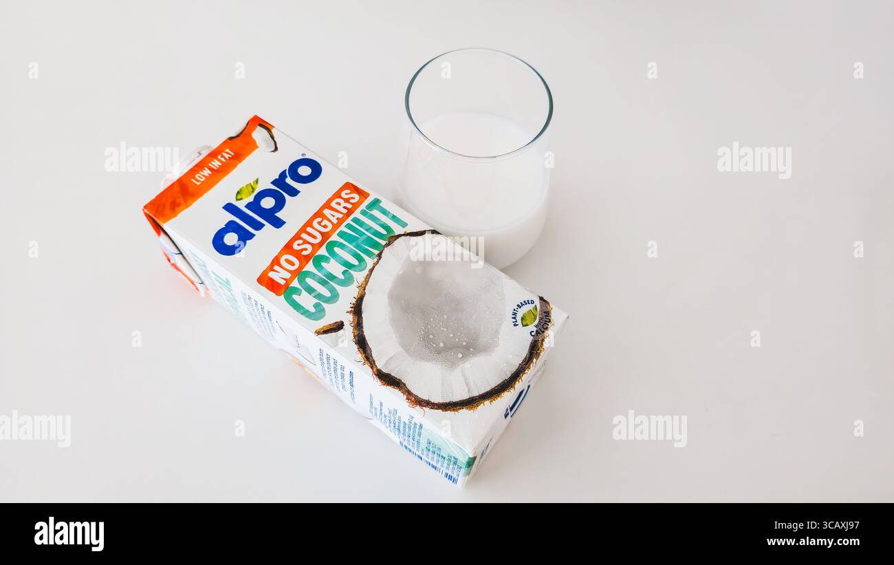 Izmir, Turquie. 06 août 2025. Un carton de boisson à la noix de coco Alpro sans sucre est affiché sur une surface blanche, avec les étiquettes « faible en gras » et « à base de plantes » visibles spécialement pour les végétaliens, les personnes souffrant d'intolérance au lactose et qui suivent un régime crédit : İdil Toffolo/Alamy Live News Banque D'Images