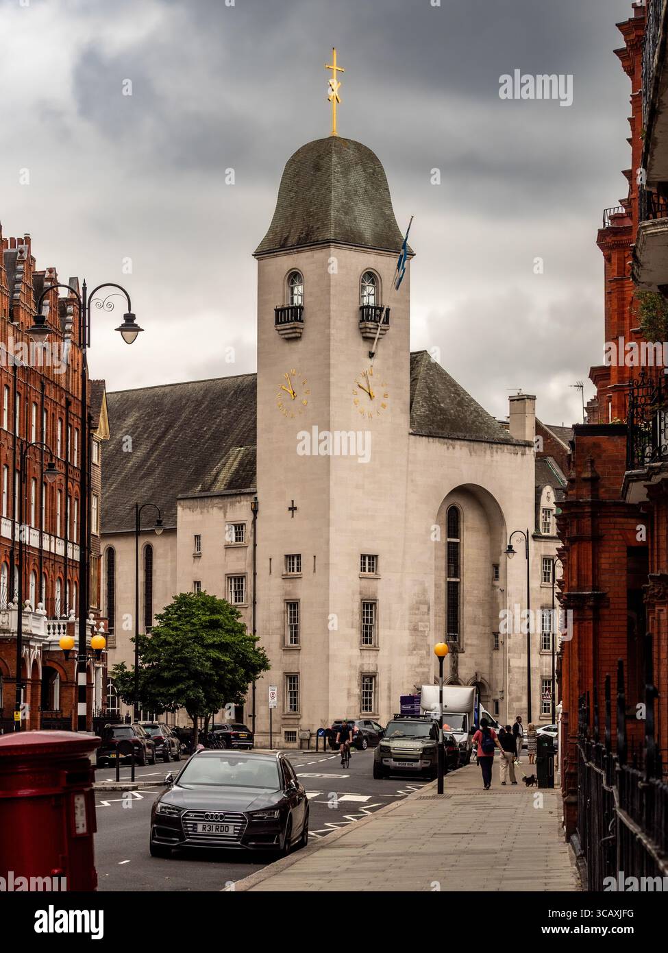 La façade moderne et la tour de l'horloge de l'église St Columba sur Pont Street, Knightsbridge, conçu par Sir Edward Maufe, Londres, Royaume-Uni. Banque D'Images