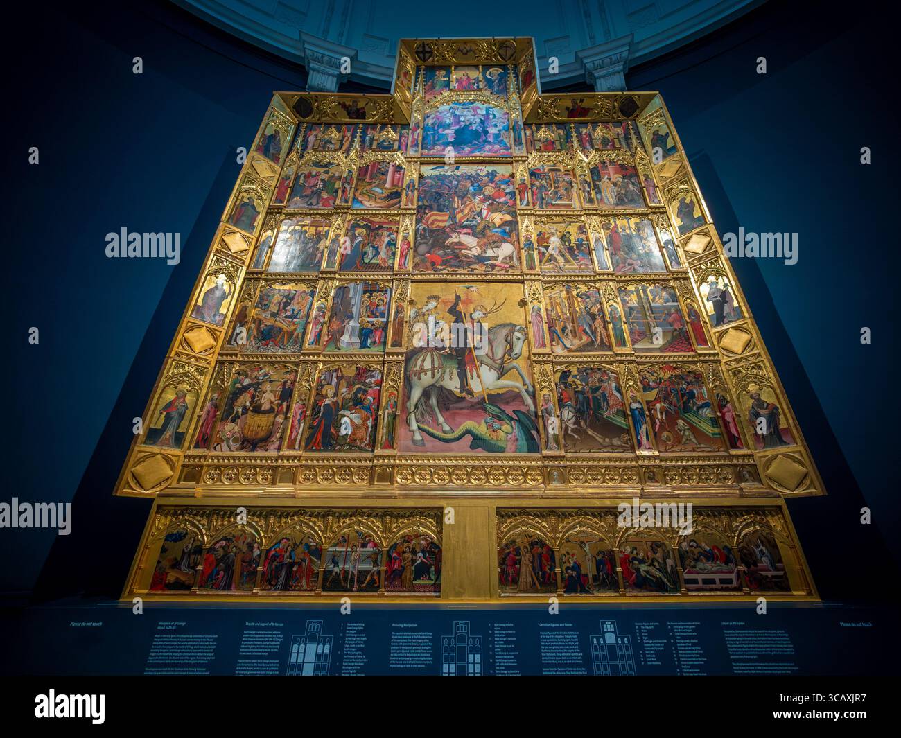 Le magnifique retable de St George de Valence datant du XVe siècle, un chef-d'œuvre de l'art espagnol, au V&A Museum de Londres, au Royaume-Uni. Banque D'Images