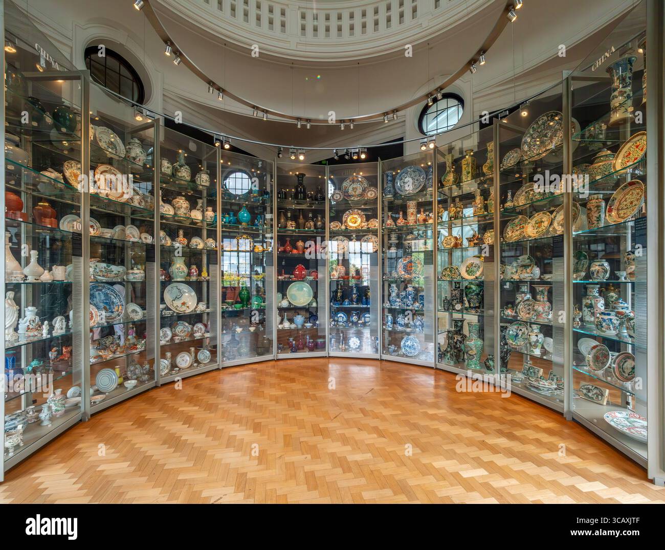 Les vastes galeries de céramique du V&A Museum, avec des milliers d'objets exposés dans de grandes vitrines incurvées, Londres, Royaume-Uni. Banque D'Images