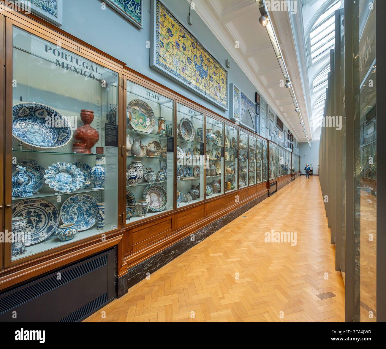 Vitrines dans les galeries de céramique du V&A Museum, montrant des poteries du Portugal, du Mexique et d'Italie, Londres, Royaume-Uni. Banque D'Images
