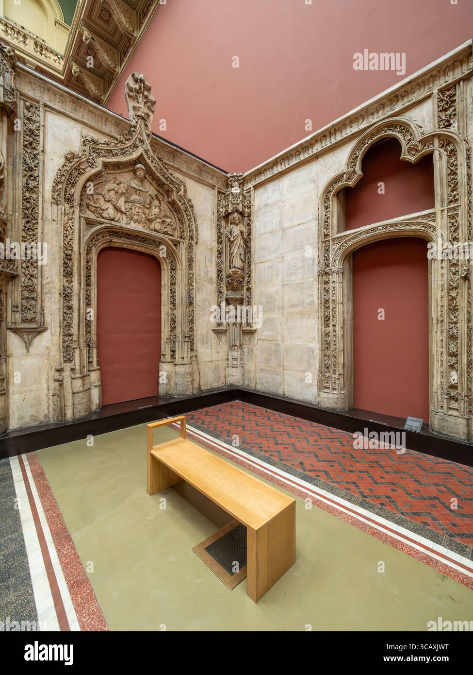 Moulage en plâtre d'une porte gothique ornée, faisant partie de la vaste collection de reproductions architecturales du V&A's Cast courts, Londres. Banque D'Images