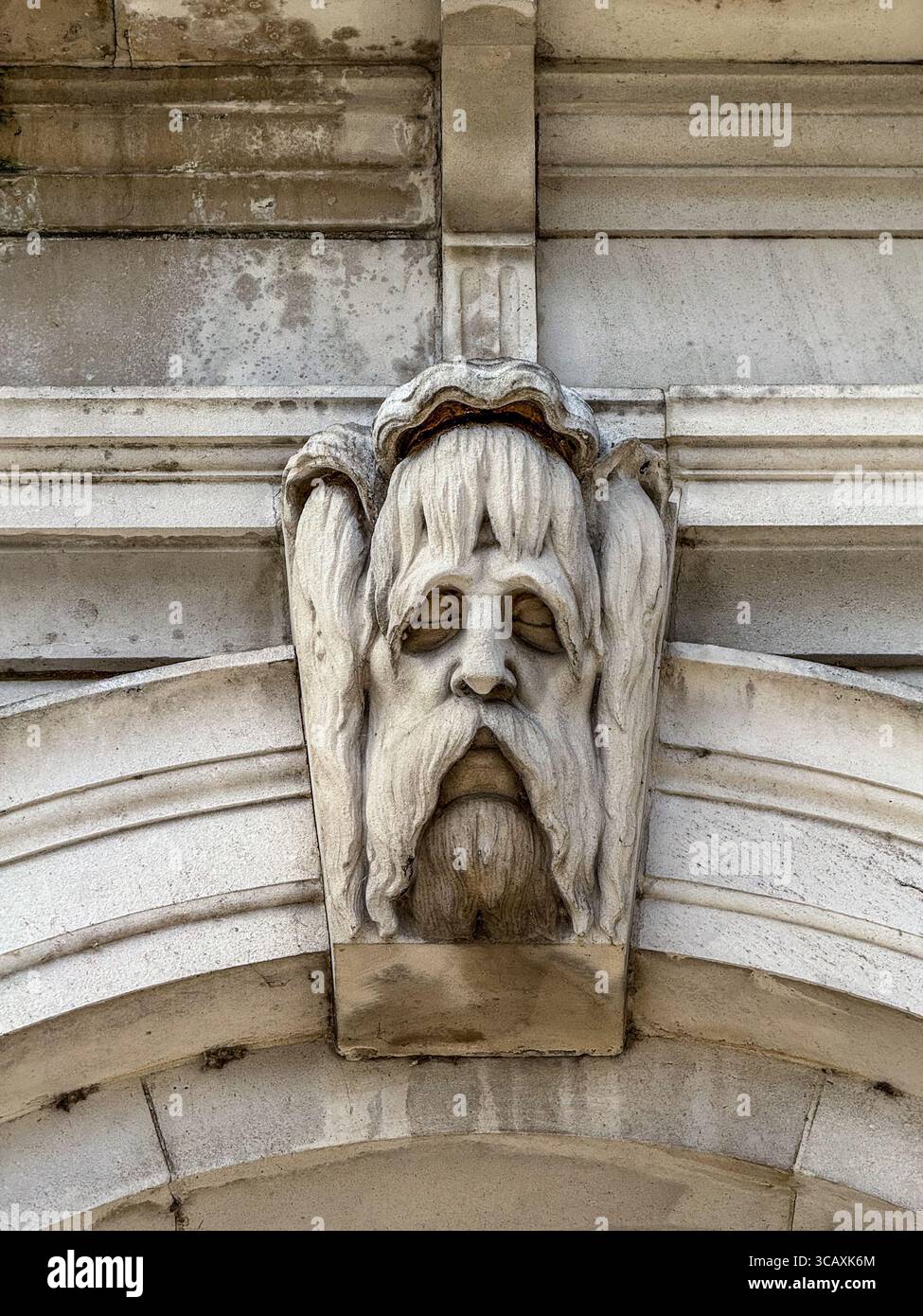 Gros plan détaillé d'une façade en pierre sculptée sur le bâtiment historique de la pompe dans les jardins italiens, avec Kensington Gardens, Londres, Royaume-Uni. Banque D'Images