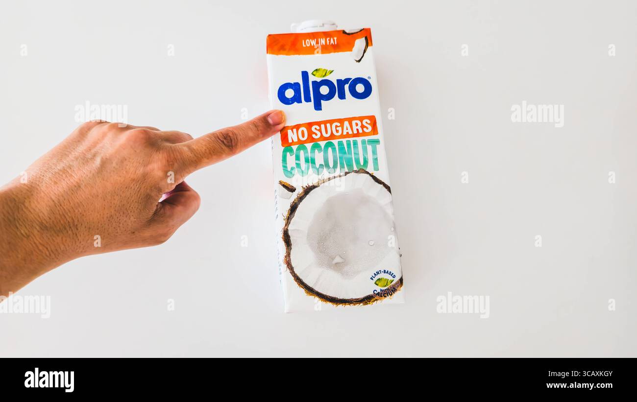 Un carton de boisson à la noix de coco Alpro sans sucre Un carton de boisson à la noix de coco Alpro sans sucre est affiché sur une surface blanche, avec des étiquettes à faible teneur en gras et à base de plantes visibles spécialement pour les végétaliens, les personnes souffrant d'intolérance au lactose et qui suivent un régime Izmir Konak Turquie Copyright : xIdilxToffolox 20250806 122255 Banque D'Images