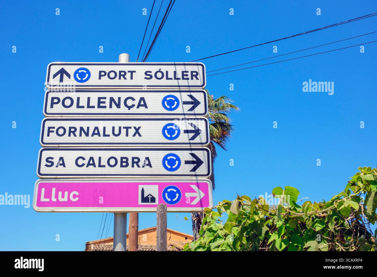 Panneau routier à Soller, Majorque, Espagne - pointant vers : Port Soller, Pollença, Fornalutx, sa Colabra et Lluc. Banque D'Images