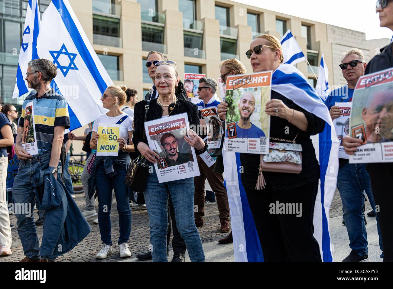 Berlin, Allemagne. 07 août 2025. Des dizaines de manifestants se sont rassemblés jeudi 7 août 2025, près de l'emblématique porte de Brandebourg de Berlin pour exiger le retour immédiat des otages israéliens détenus par le Hamas à Gaza. La manifestation pacifique, qui s'est tenue à Pariser Platz, a attiré des Juifs allemands, des expatriés israéliens et des supporters agitant des drapeaux israéliens et portant des pancartes indiquant « Bring Them Home Now ». Chants de 'Libérez les otages !' Et 'Am Yisrael Chai' résonnait sur la place, un site symbolique à quelques pas du mémorial allemand de l'Holocauste. (Photo de Michael Kuenne/PRESSCOV/SIPA USA) crédit : SIPA USA/Alamy Live News Banque D'Images