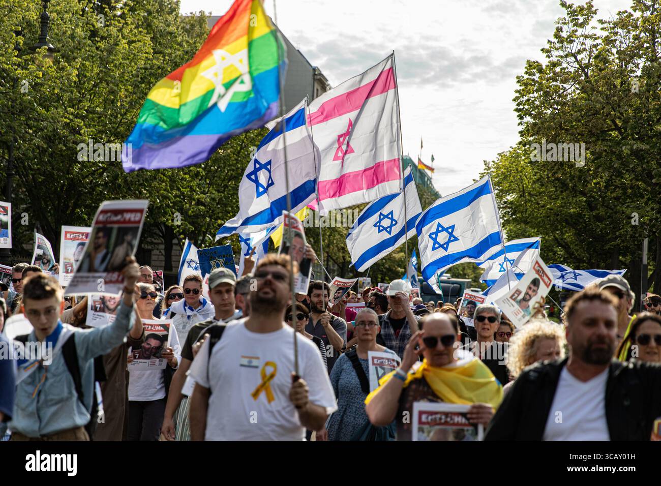 Berlin, Allemagne. 07 août 2025. Des dizaines de manifestants se sont rassemblés jeudi 7 août 2025, près de l'emblématique porte de Brandebourg de Berlin pour exiger le retour immédiat des otages israéliens détenus par le Hamas à Gaza. La manifestation pacifique, qui s'est tenue à Pariser Platz, a attiré des Juifs allemands, des expatriés israéliens et des supporters agitant des drapeaux israéliens et portant des pancartes indiquant « Bring Them Home Now ». Chants de 'Libérez les otages !' Et 'Am Yisrael Chai' résonnait sur la place, un site symbolique à quelques pas du mémorial allemand de l'Holocauste. (Photo de Michael Kuenne/PRESSCOV/SIPA USA) crédit : SIPA USA/Alamy Live News Banque D'Images
