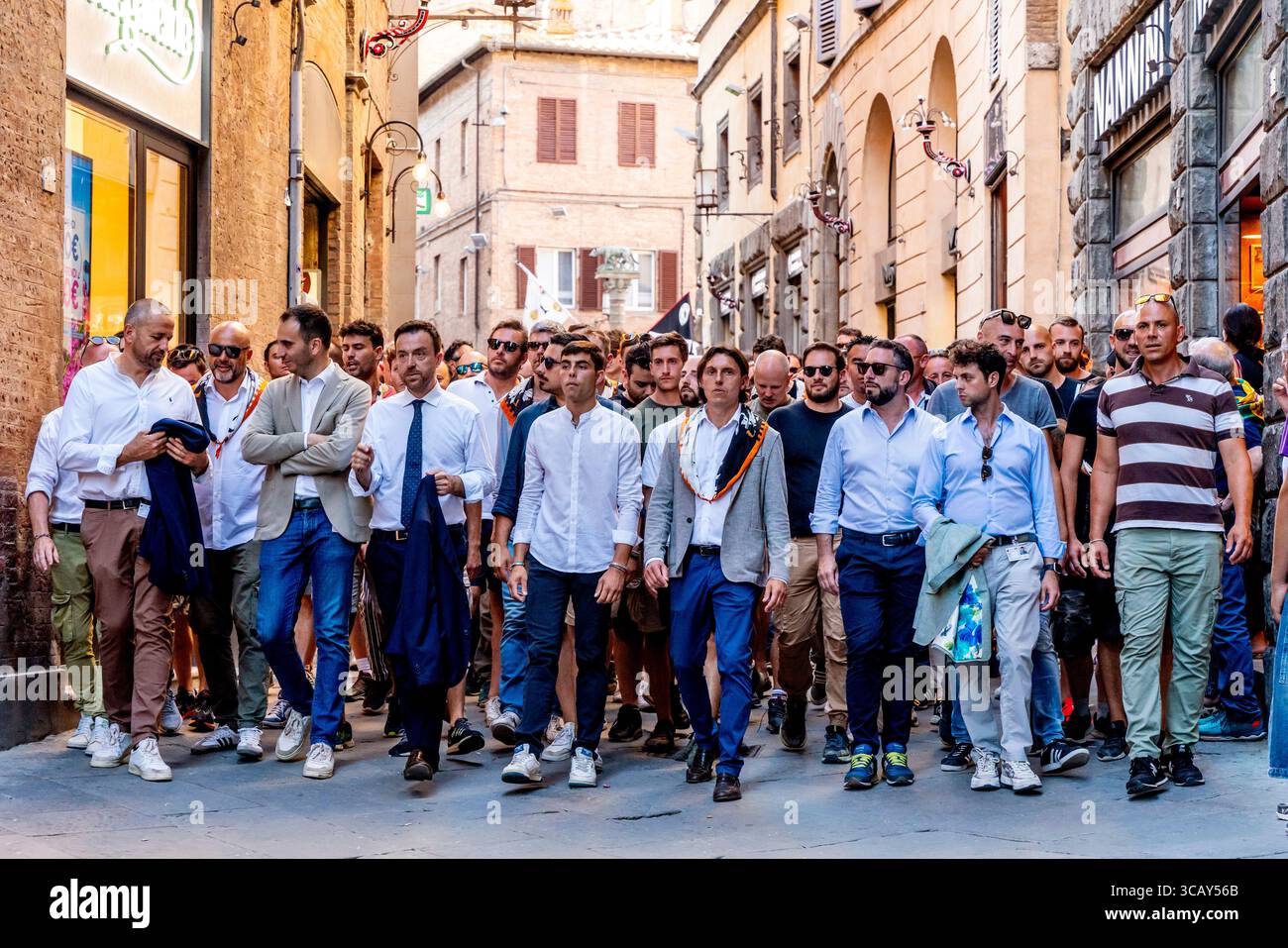 La Lupa (She Wolf) Contrada fait leur chemin à travers les rues de la ville à la Piazza del Campo pour une course de procès en soirée, le Palio, Sienne, Italie. Banque D'Images