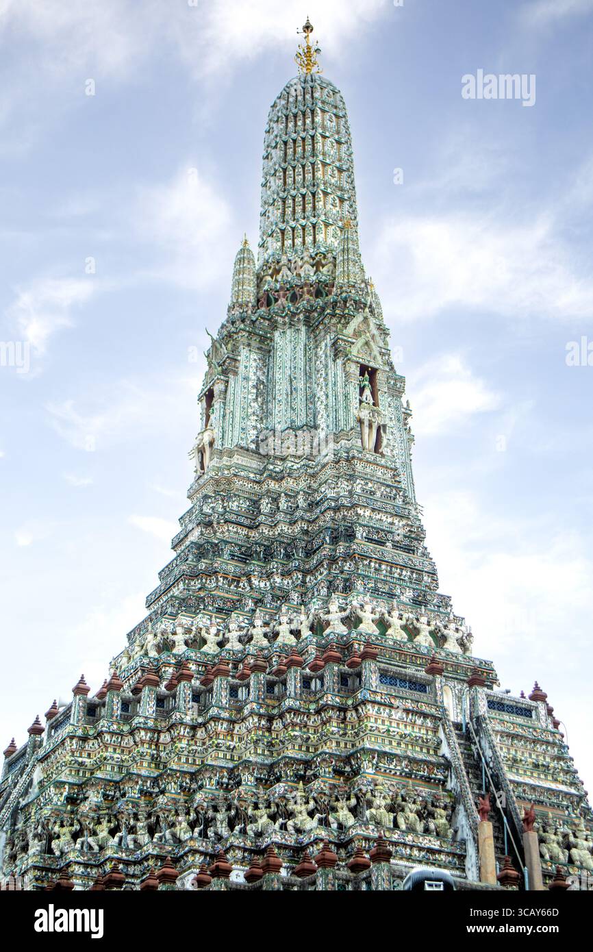 Prang monumental décoré de céramiques du temple bouddhiste de Wat Arun à Bangkok, Thaïlande Banque D'Images