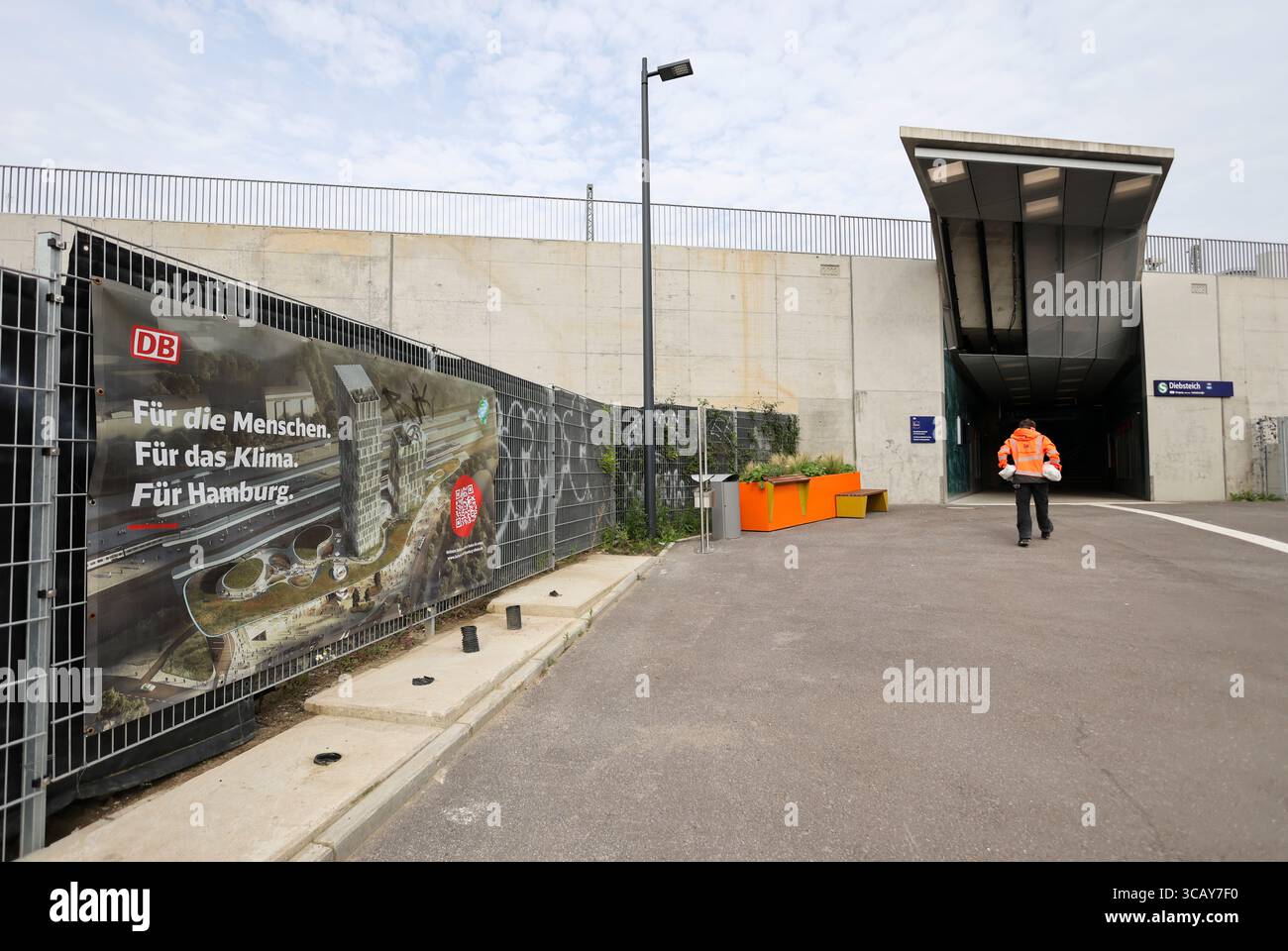 Hambourg, Allemagne. 07 août 2025. Une affiche publicitaire de la Deutsche Bahn avec une animation d'une nouvelle station peut être vue sur une clôture à côté de l'entrée de la station de S-Bahn Diebsteich reconstruite. La nouvelle station de Diebsteich remplacera l'ancienne station terminus d'Altona. Il devrait commencer à fonctionner en 2027. Crédit : Christian Charisius/dpa/Alamy Live News Banque D'Images