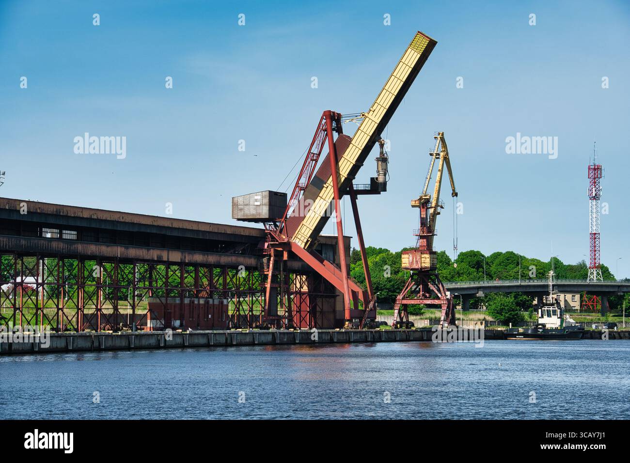 Grues portuaires industrielles au port de Ventspils, Lettonie - scène maritime de la mer Baltique Banque D'Images