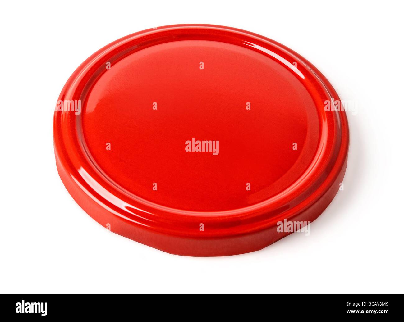 Couvercle en métal rouge isolé sur fond blanc, idéal pour fermer des bocaux et conserver des aliments Banque D'Images